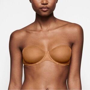 SKIMS Ultra Fine Mesh Strapless Bra in Bronze